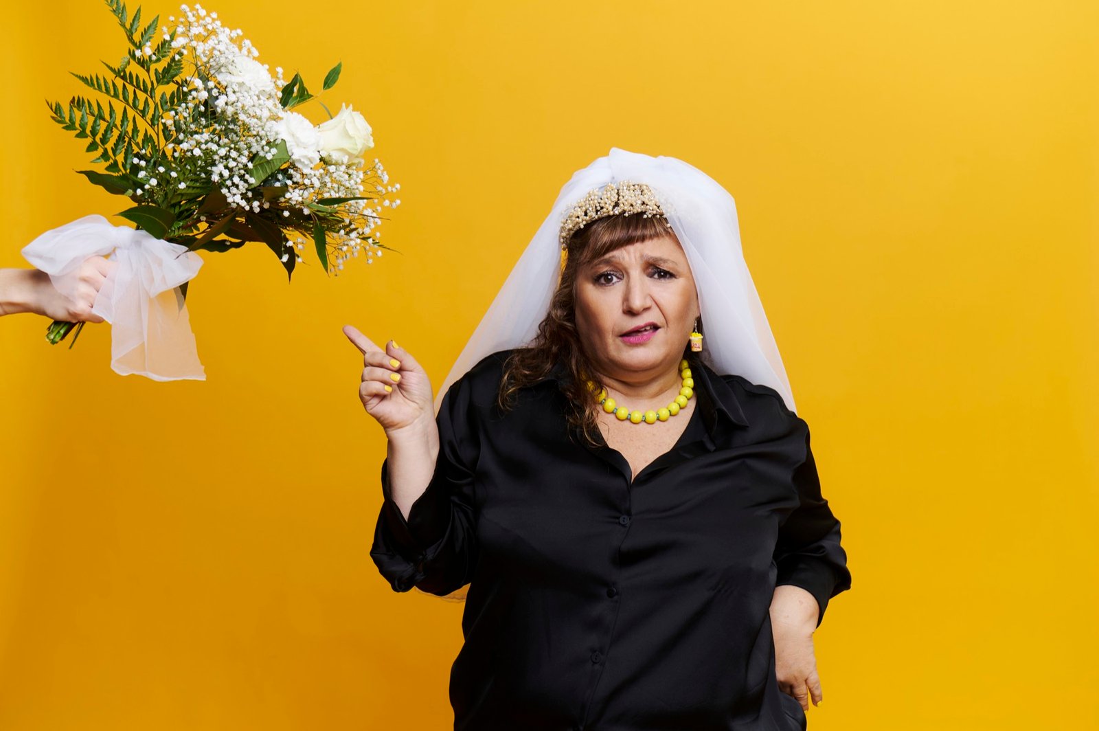 Lea Bensasson con ramo de novia en Mi Gran Casamiento Hebreo